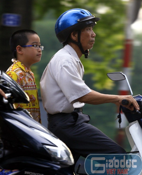 Ngay cả những người lớn tuổi đi đón cháu cũng không có gì khác